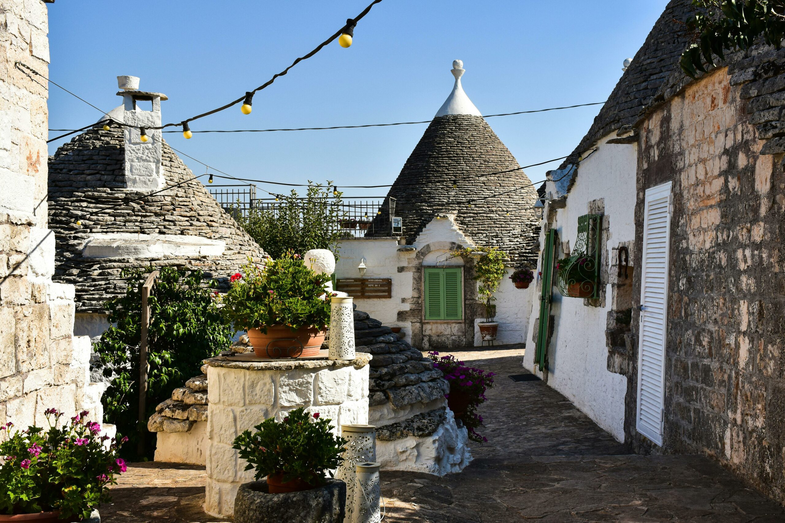 Trulli traditionnels dans les Pouilles en Italie, maisons en pierre typiques idéales pour un investissement immobilier